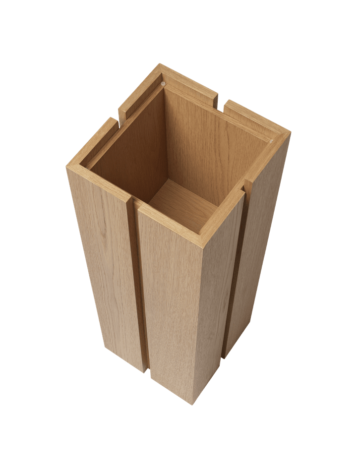 Elegantes Parcel Podest H90 von Ferm Living, ideal für die Präsentation von Kunstwerken und als stilvolles Möbelstück in jedem Raum.