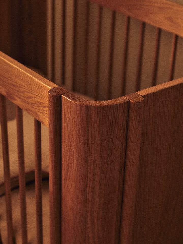 Stilvolles Tilu Babybett von Ferm Living, ideal für moderne Kinderzimmer, mit sanften Linien und hochwertiger Verarbeitung.