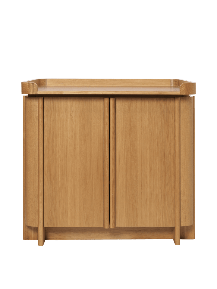 Moderner Tilu Wickeltisch von Ferm Living, der Funktionalität und Stil vereint, perfekt für das Wickeln und Aufbewahren von Babyutensilien.