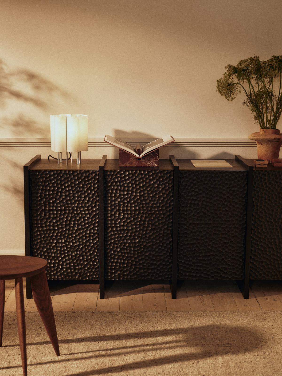 Tvara Book Stand in Rosso Levanto präsentiert im Onlineshop von KAQTU Design AG. Buchstütze ist von Ferm Living