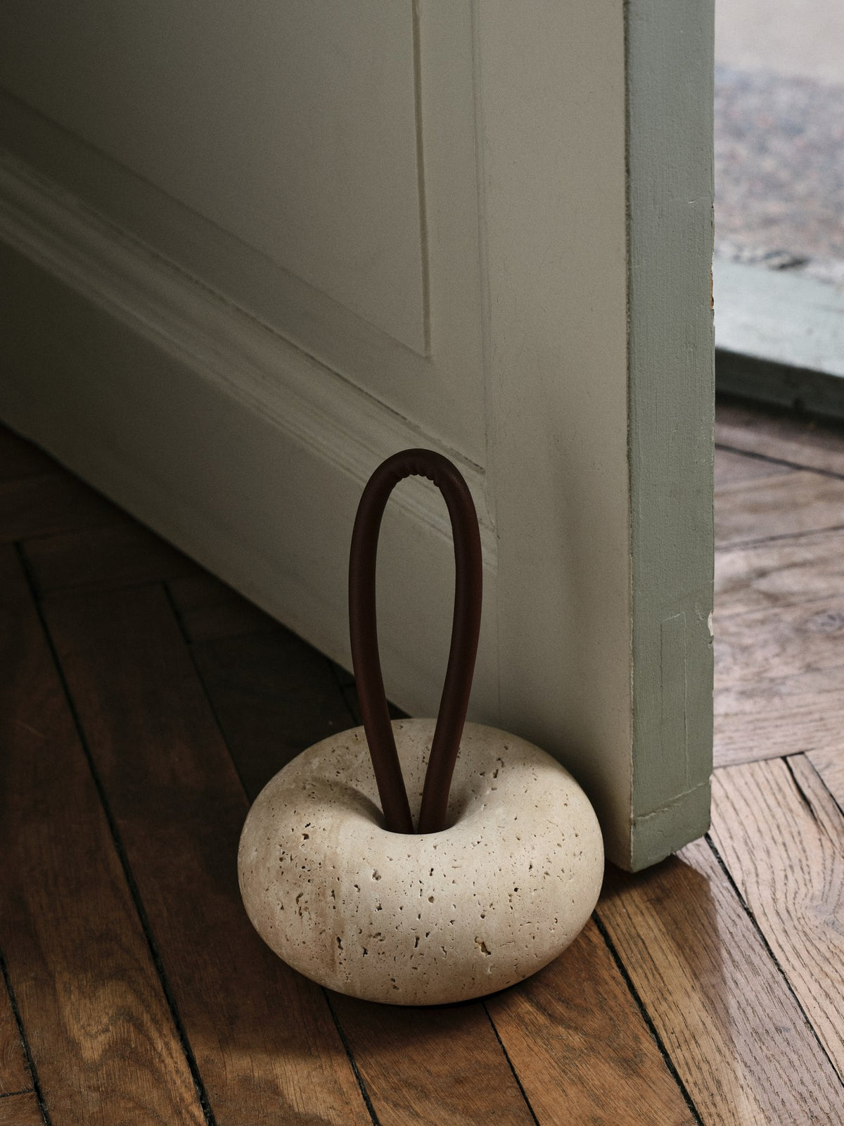 Runder Türstopper aus massivem Travertin mit Ledergriff, Farbe Travertin, Durchmesser 14 cm, Höhe 7.8 cm, Deko-Objekt von Ferm Living.