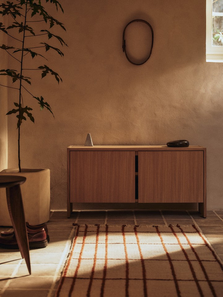 Elegantes Parcel Hallway Sideboard H50 aus natürlichem Eichenholz, ideal für Flure und moderne Wohnräume, von Ferm Living.