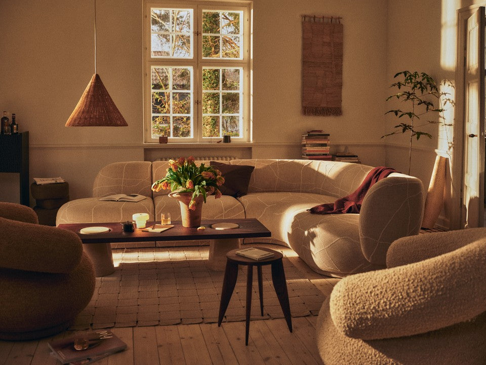 Moderner Feve Beistelltisch aus hochwertigem Walnussholz von Ferm Living, perfekt für zeitgemäße Einrichtung und funktionale Akzente.