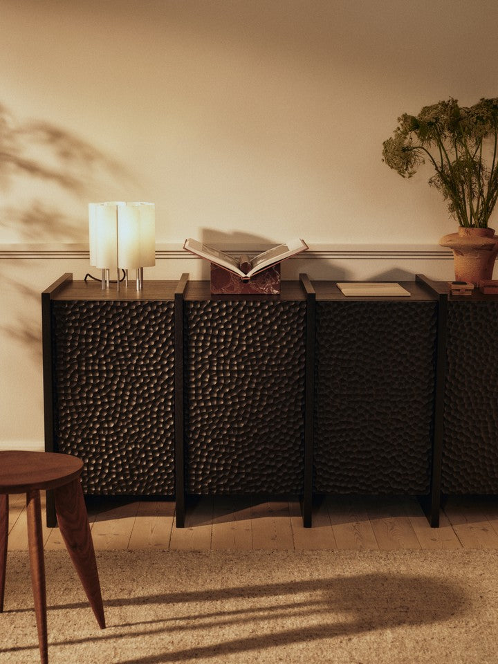 Eleganter Feve Beistelltisch aus edlem Walnussholz von Ferm Living, ideal für stilvolle Wohnräume und praktische Nutzung.
