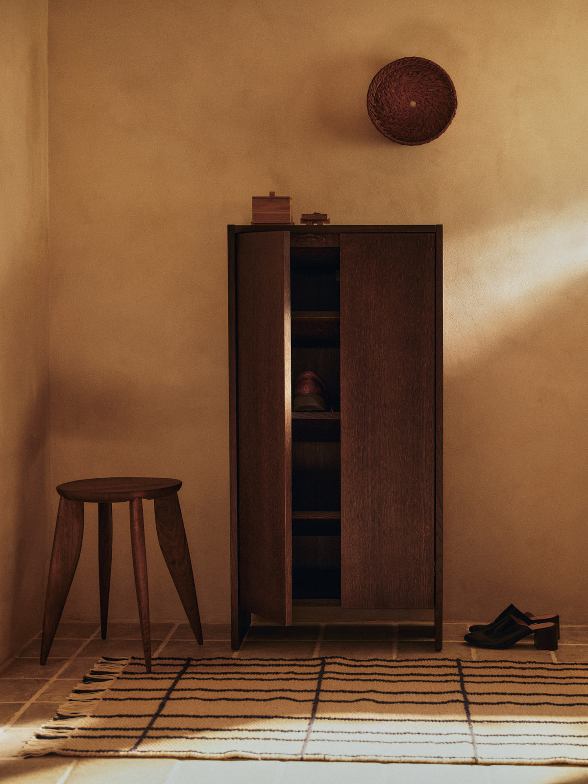 Feve Beistelltisch in Walnut präsentiert im Onlineshop von KAQTU Design AG. Beistelltisch ist von Ferm Living