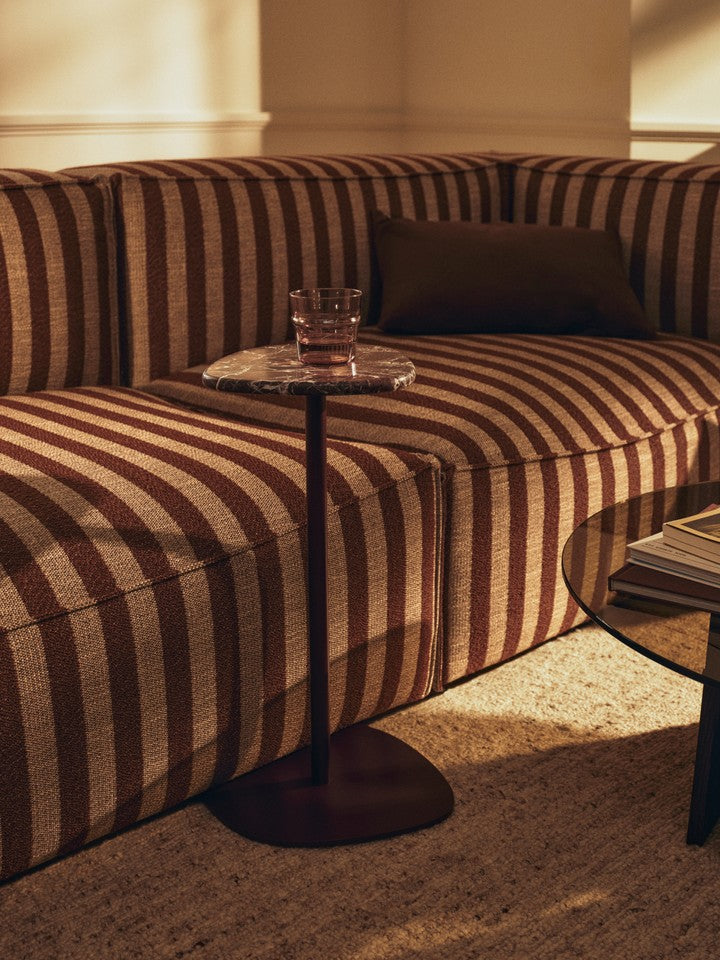 Eleganter Plyo Beistelltisch in dunklem Traubenfarbton, ideal für stilvolle Akzente in jedem Raum.