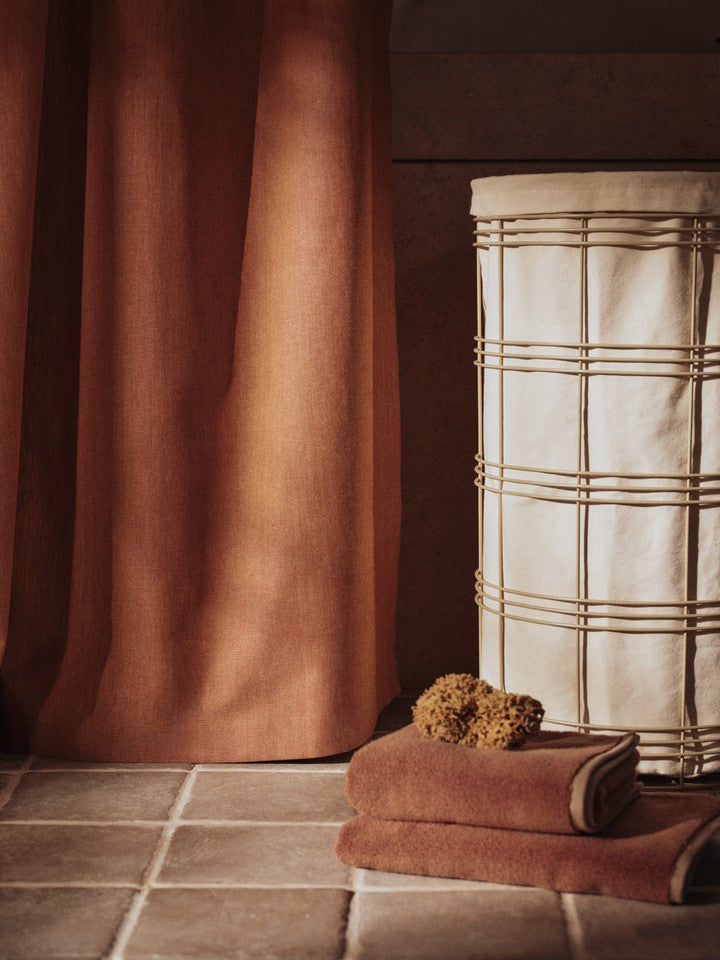 Eleganter Fio Wäschekorb von Ferm Living in Cashmere/Natural, ideal für stilvolle Aufbewahrung von Wäsche und Accessoires.