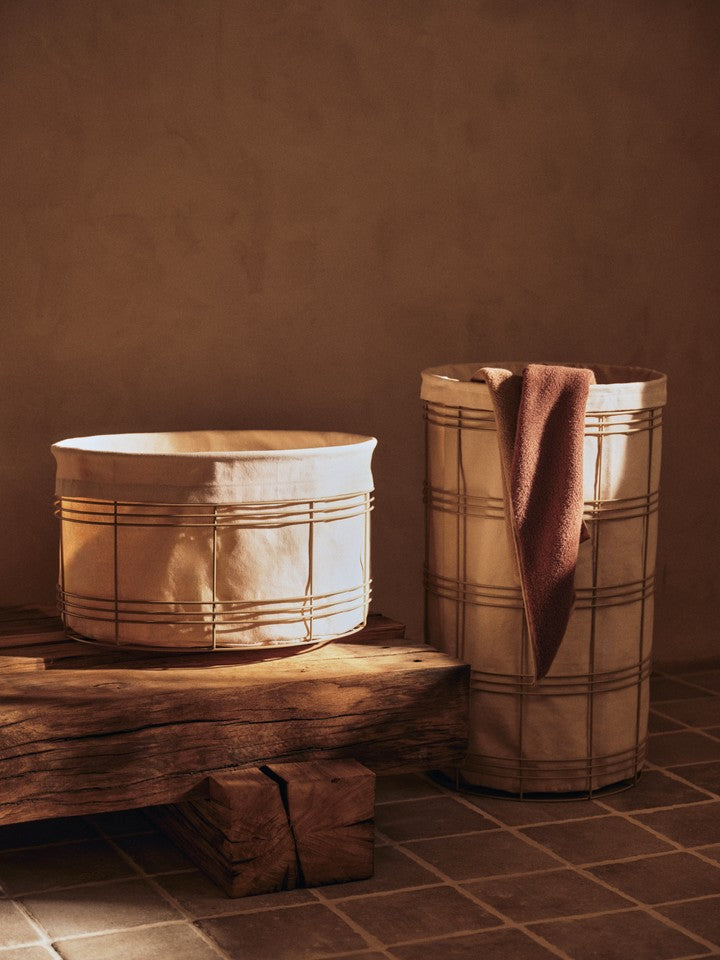 Moderner Fio Wäschekorb Low von Ferm Living in sanften Cashmere- und Naturtönen, perfekt für eine stilvolle und praktische Wäscheorganisation.