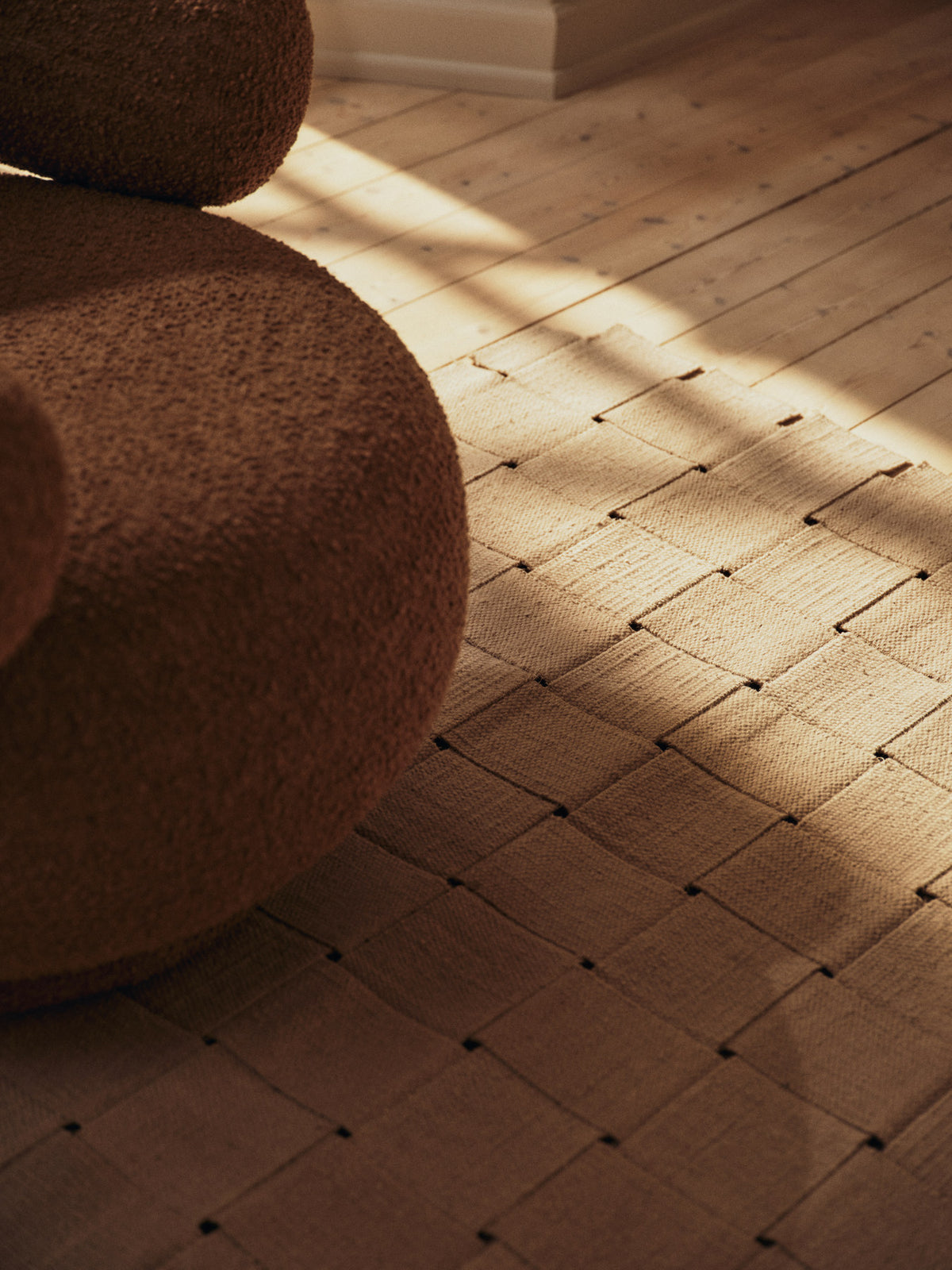 Foundation Teppich von Ferm Living in Cashmere, handgefertigt aus Wolle und Baumwolle mit gewebter Textur, rechteckige Form