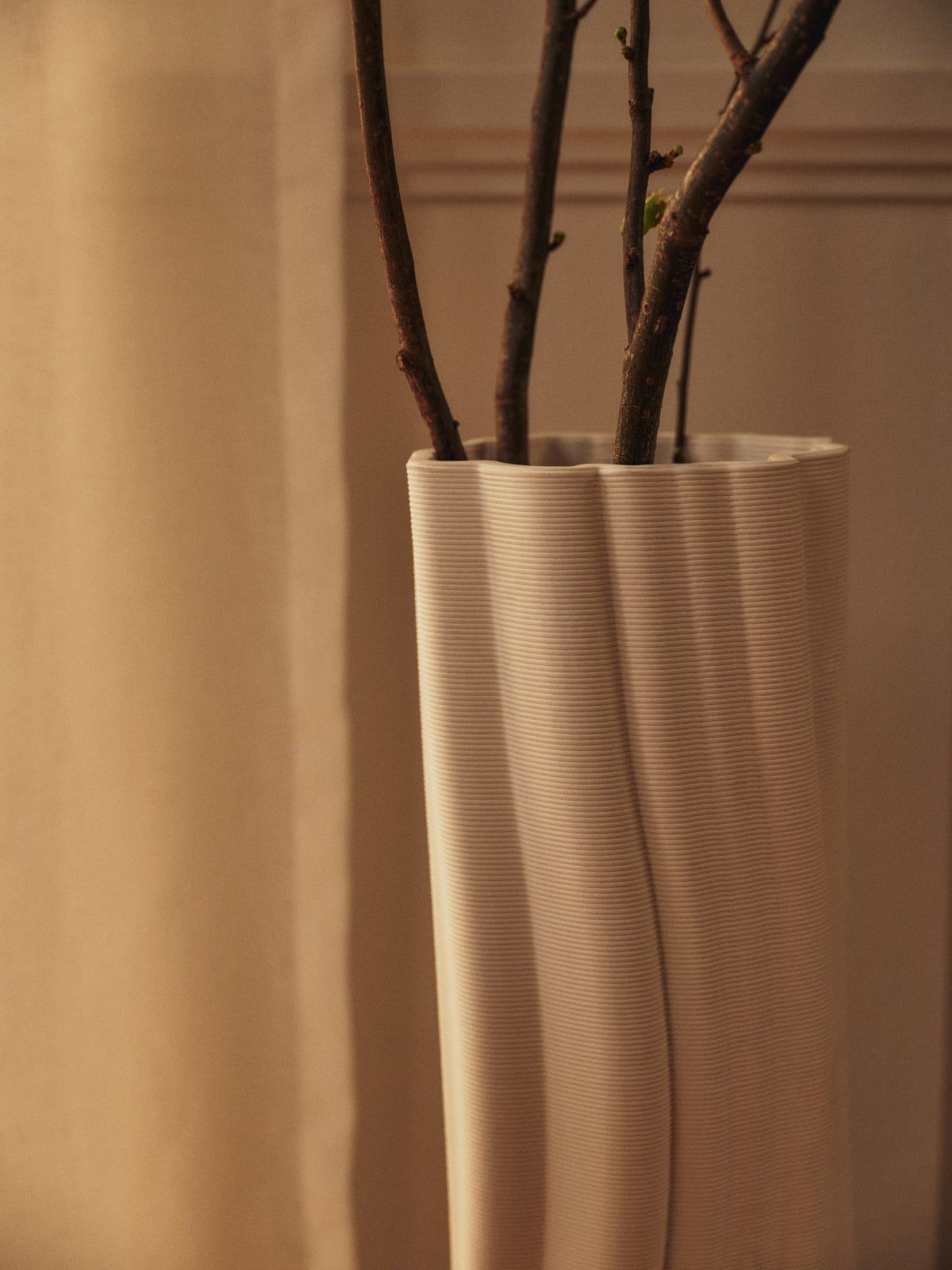 Rylith Floor Vase H70 in Off-White präsentiert im Onlineshop von KAQTU Design AG. Vase ist von Ferm Living
