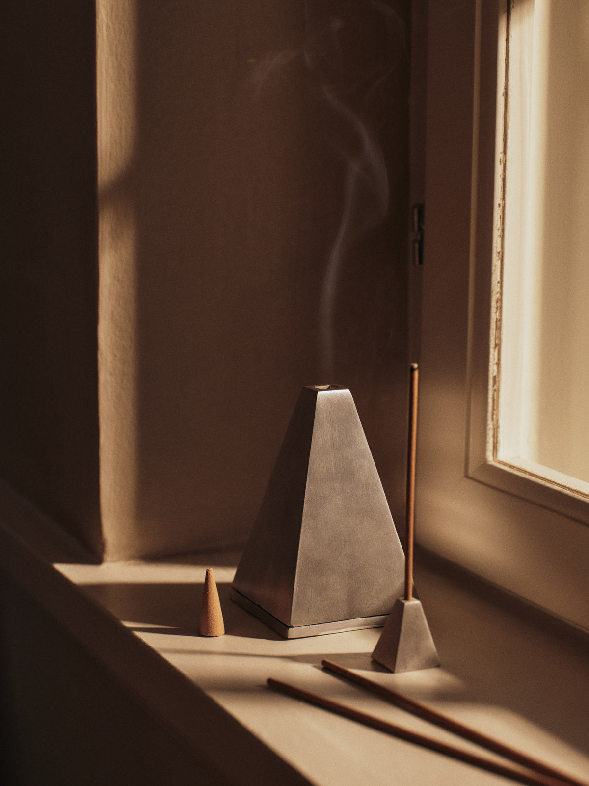Pyra Incense Stick Holder in Brushed Aluminum präsentiert im Onlineshop von KAQTU Design AG. Kerzenständer ist von Ferm Living