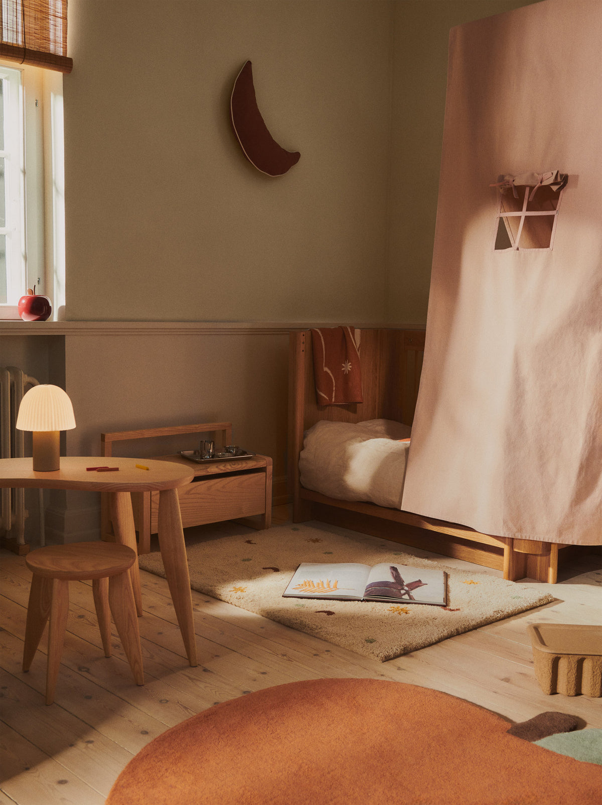 Moon Cushion in Brown Clay präsentiert im Onlineshop von KAQTU Design AG. Kissen ist von Ferm Living