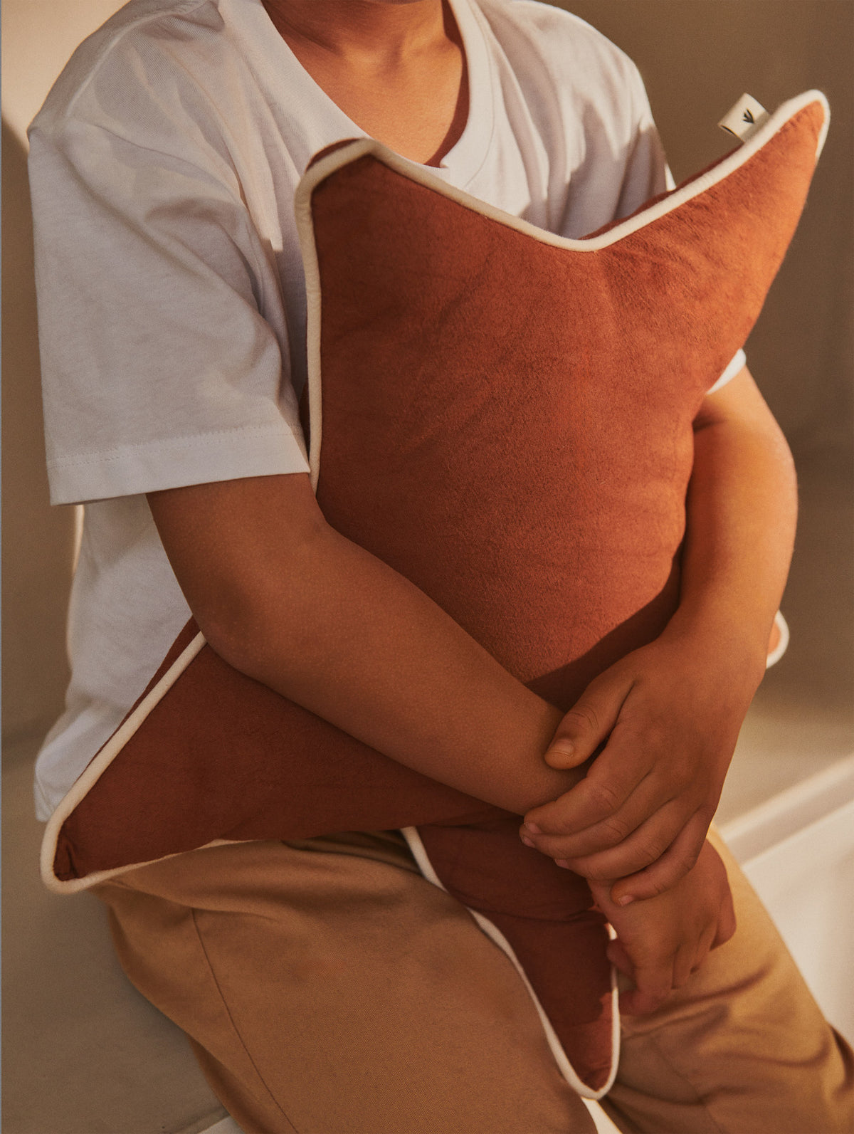 Star Cushion in Brown Clay präsentiert im Onlineshop von KAQTU Design AG. Kissen ist von Ferm Living