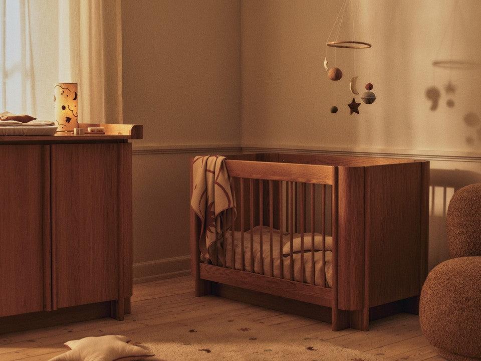 Elegante Skye Tischlampe von Ferm Living, aus Holz und Bronze gefertigt, ideal für stilvolle Akzente und warmes Licht in jedem Raum.