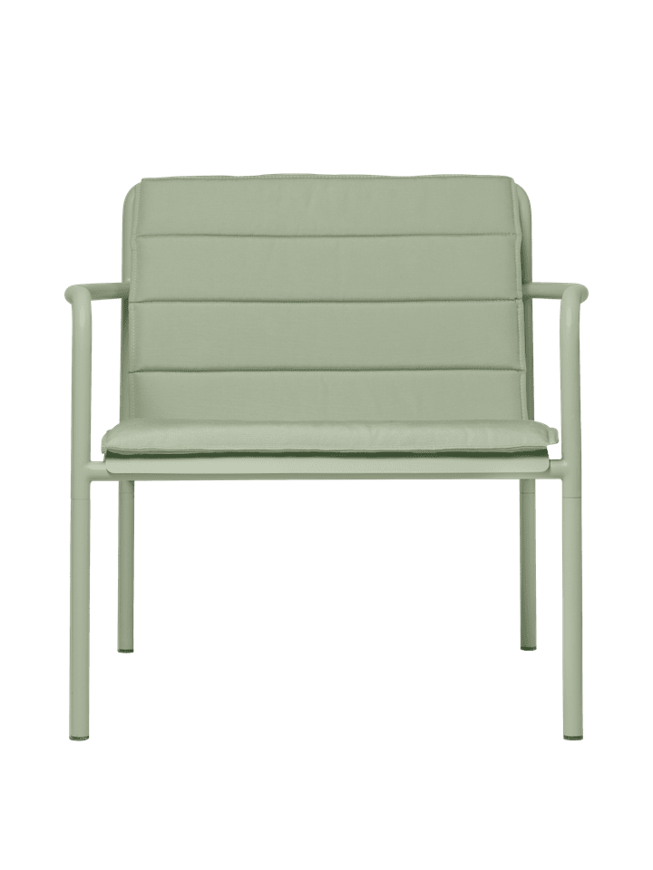 Eleganter Dapple Kissen Lounge Chair in Tea Green von Ferm Living, ideal für stilvolle Gartenmöbel und entspannende Stunden im Freien.