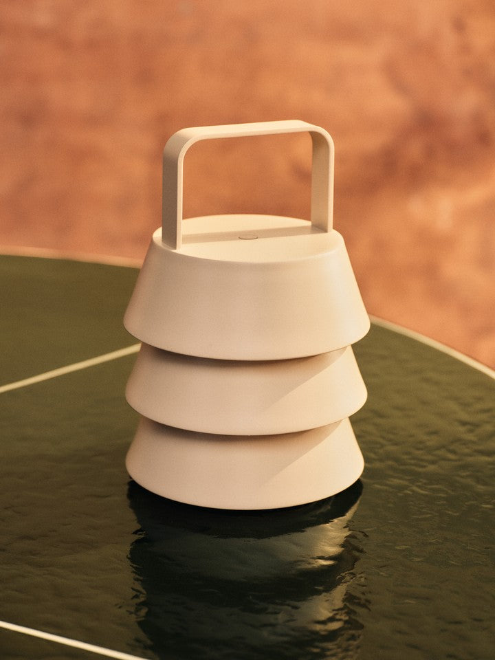 Elegante Luver Tischlampe von Ferm Living in Cashmere, ideal für stimmungsvolle Beleuchtung und vielseitige Einsatzmöglichkeiten.