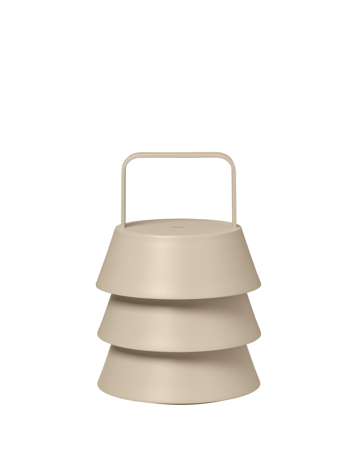 Luver Tragbare Lampe von Ferm Living: Tischleuchte mit drei spitz zulaufenden Schirmen aus Douglasienholz, Eisenbasis und gebogenem Holzgriff in Natürlich.