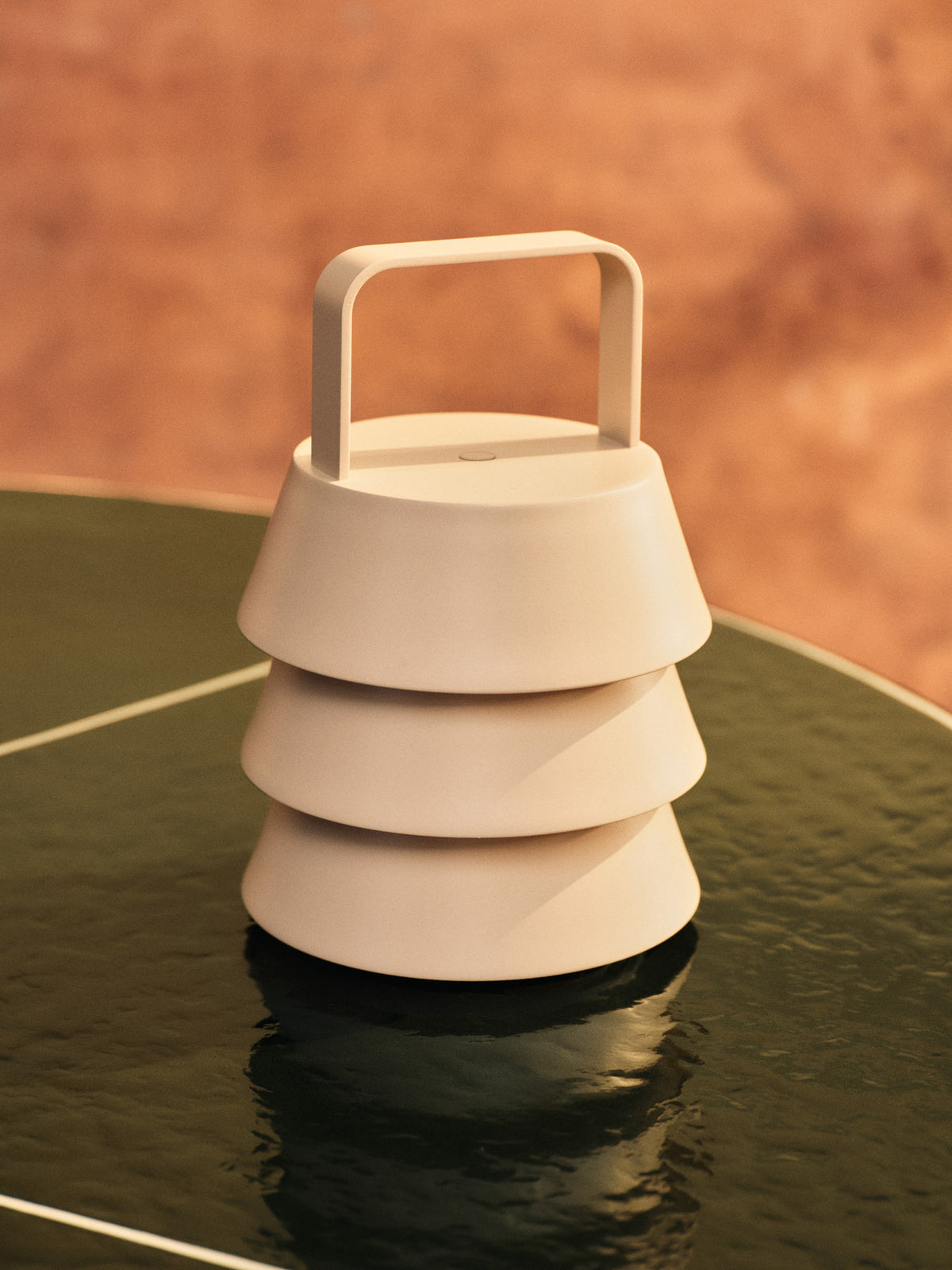 Luver Tragbare Lampe von Ferm Living: Tischleuchte mit drei spitz zulaufenden Schirmen aus Douglasienholz, Eisenbasis und gebogenem Holzgriff in Natürlich.