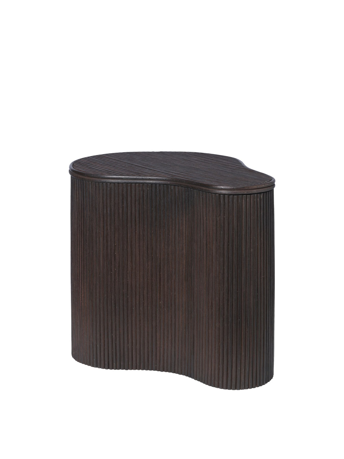 Isola Ablagetisch von Ferm Living, dunkel gebeizt, mit Rattan-Oberfläche, runder organischer Form und Deckel für Stauraum im Innenraum.