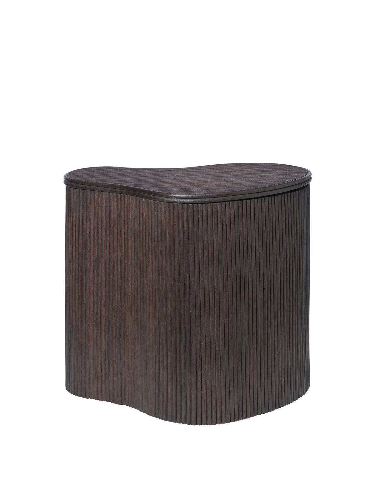 Isola Ablagetisch von Ferm Living, dunkel gebeizt, mit Rattan-Oberfläche, runder organischer Form und Deckel für Stauraum im Innenraum.