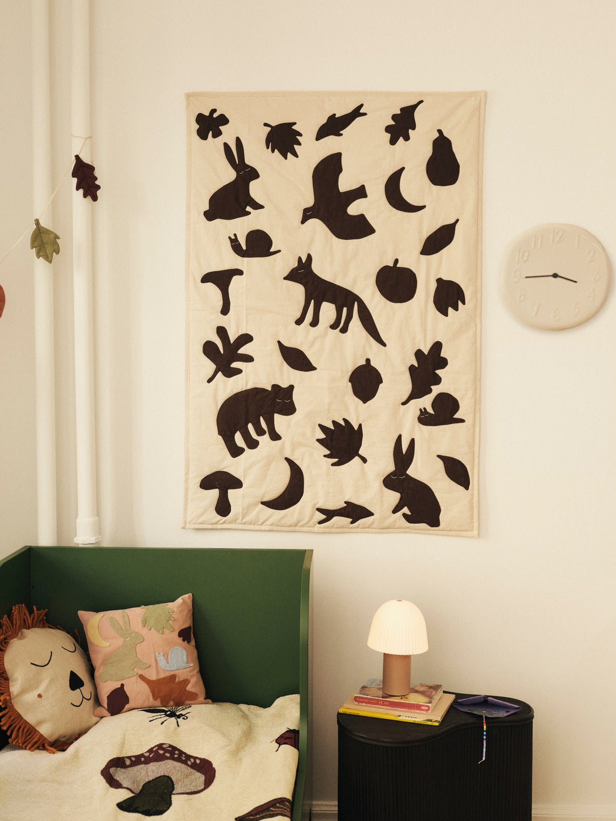 Isola Ablagetisch von Ferm Living, dunkel gebeizt, mit Rattan-Oberfläche, runder organischer Form und Deckel für Stauraum im Innenraum.