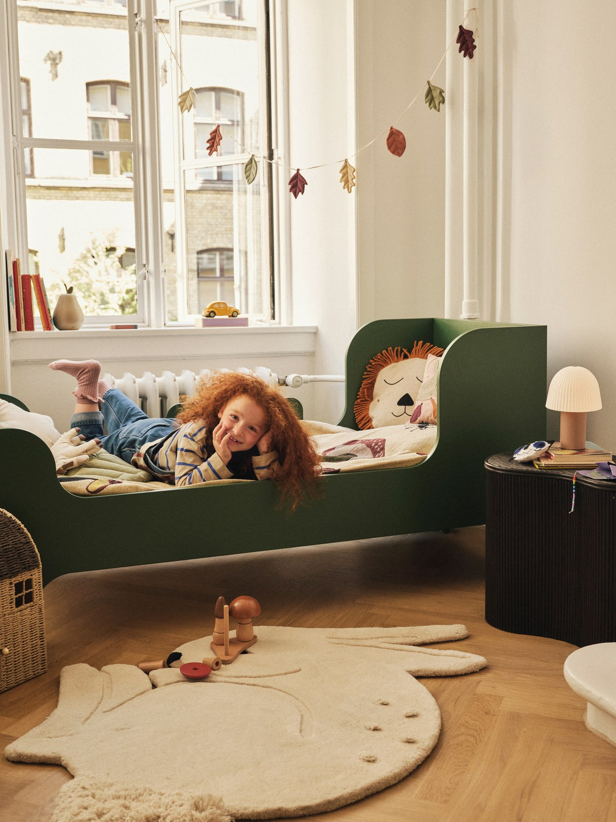 Isola Ablagetisch von Ferm Living, dunkel gebeizt, mit Rattan-Oberfläche, runder organischer Form und Deckel für Stauraum im Innenraum.