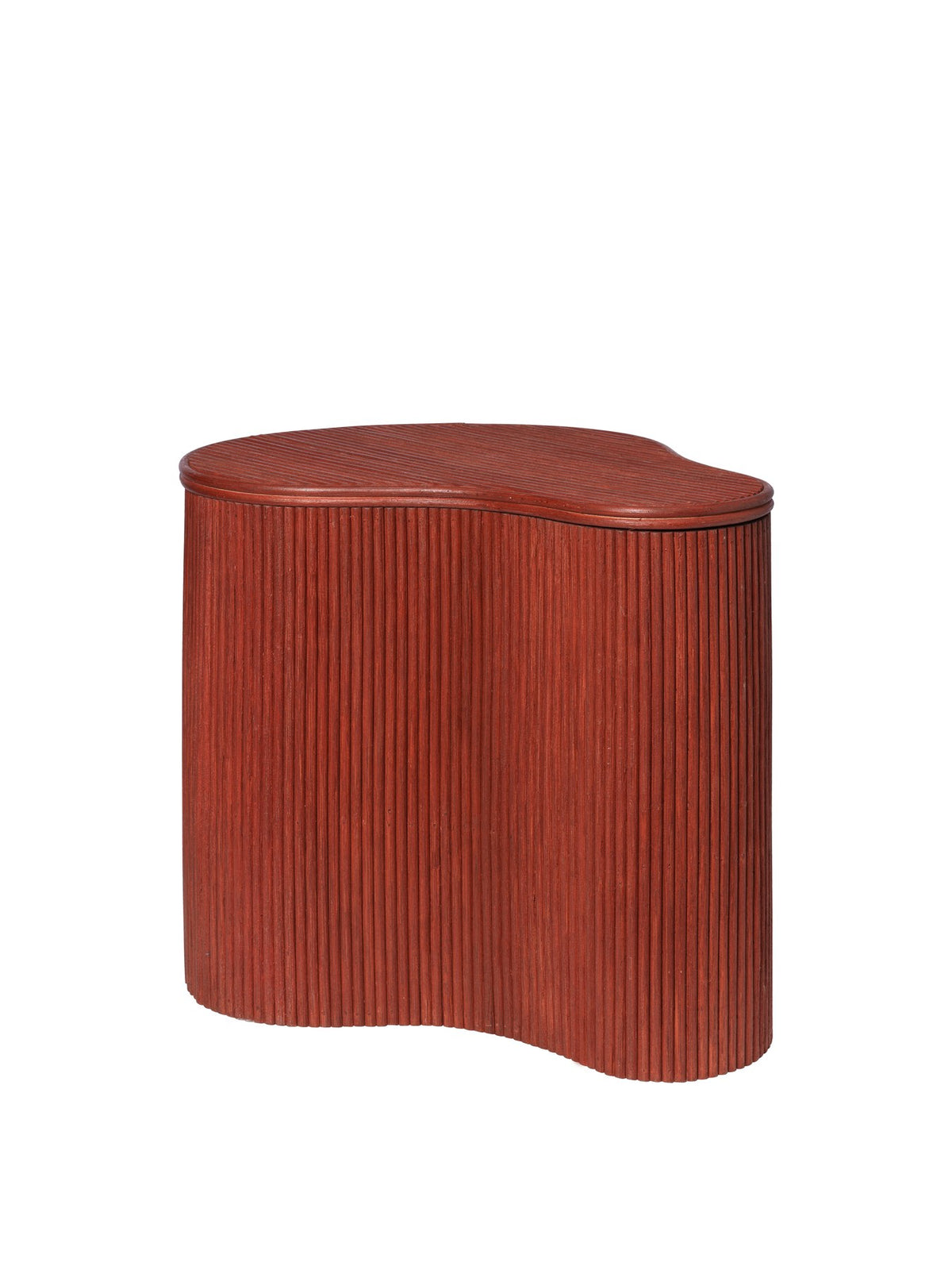 Isola Ablagetisch von Ferm Living, dunkel gebeizt, mit Rattan-Oberfläche, runder organischer Form und Deckel für Stauraum im Innenraum.