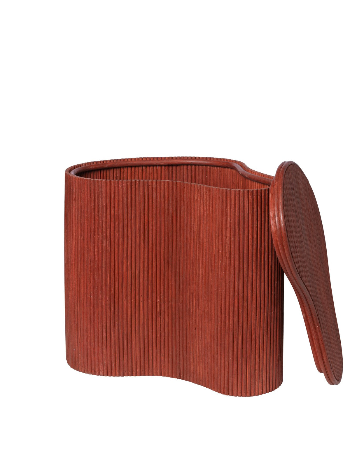Isola Ablagetisch von Ferm Living, dunkel gebeizt, mit Rattan-Oberfläche, runder organischer Form und Deckel für Stauraum im Innenraum.