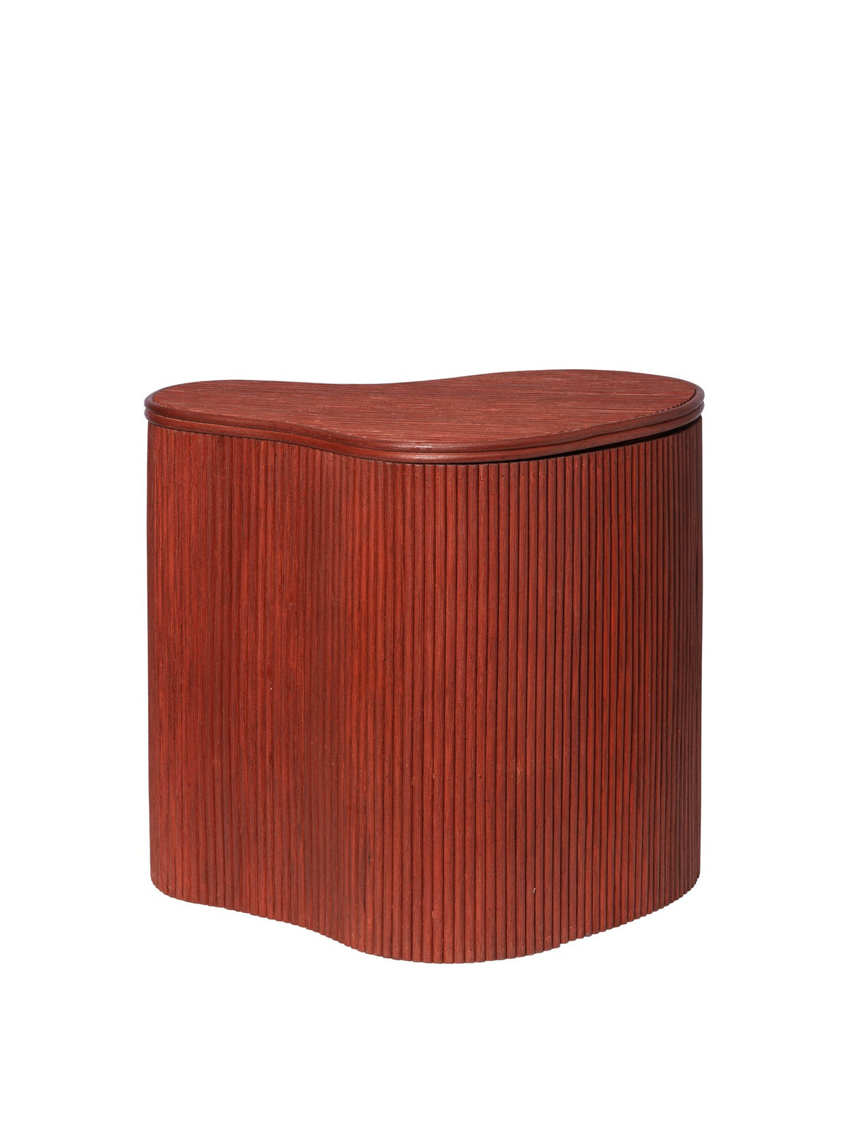 Isola Ablagetisch von Ferm Living, dunkel gebeizt, mit Rattan-Oberfläche, runder organischer Form und Deckel für Stauraum im Innenraum.
