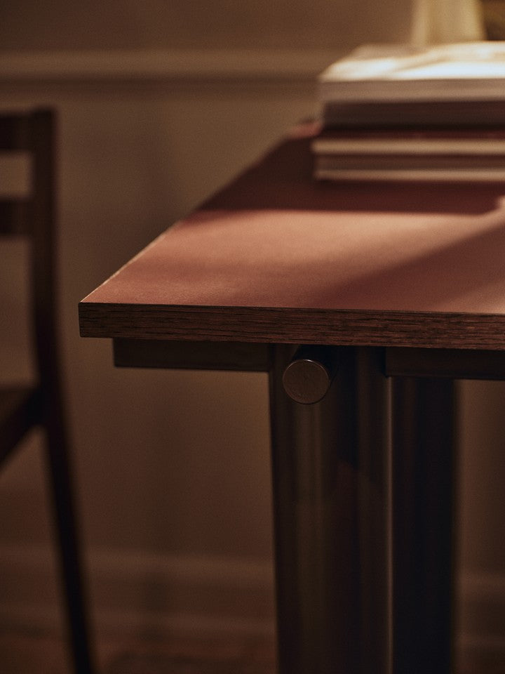 Eleganter Atura Esstisch in Dunkelbraun/Burgunder, ideal für stilvolle Essbereiche, präsentiert von Ferm Living.