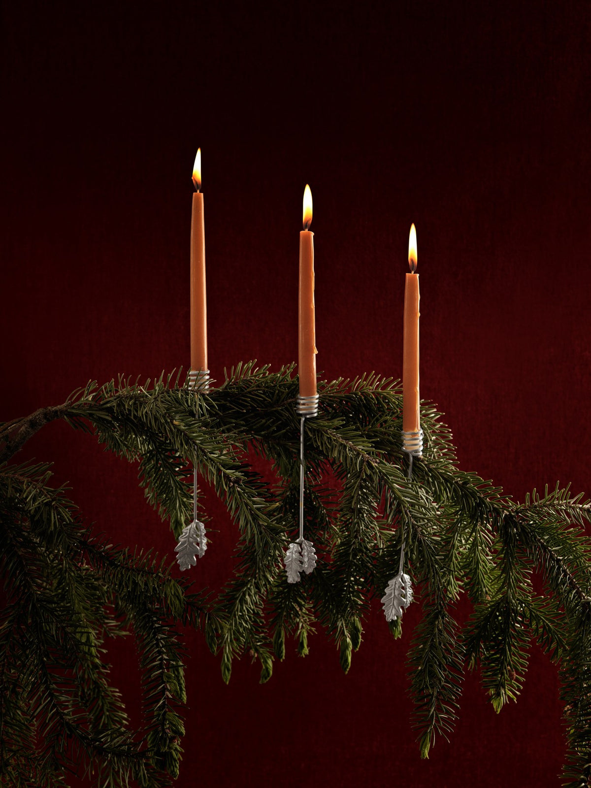 Vier silberfarbene Kerzenhalter aus versilbertem Massivmessing in zarter Blattform, für dünne Kerzen am Weihnachtsbaum, handgefertigte Zapfen.