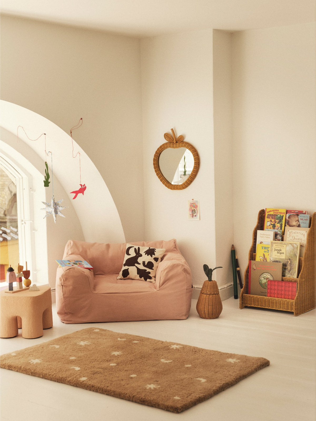 Handgetufteter Teppich Skye in Cashmere von Ferm Living aus Neuseelandwolle und Baumwolle, mit Mond-, Stern- und Punktmuster.