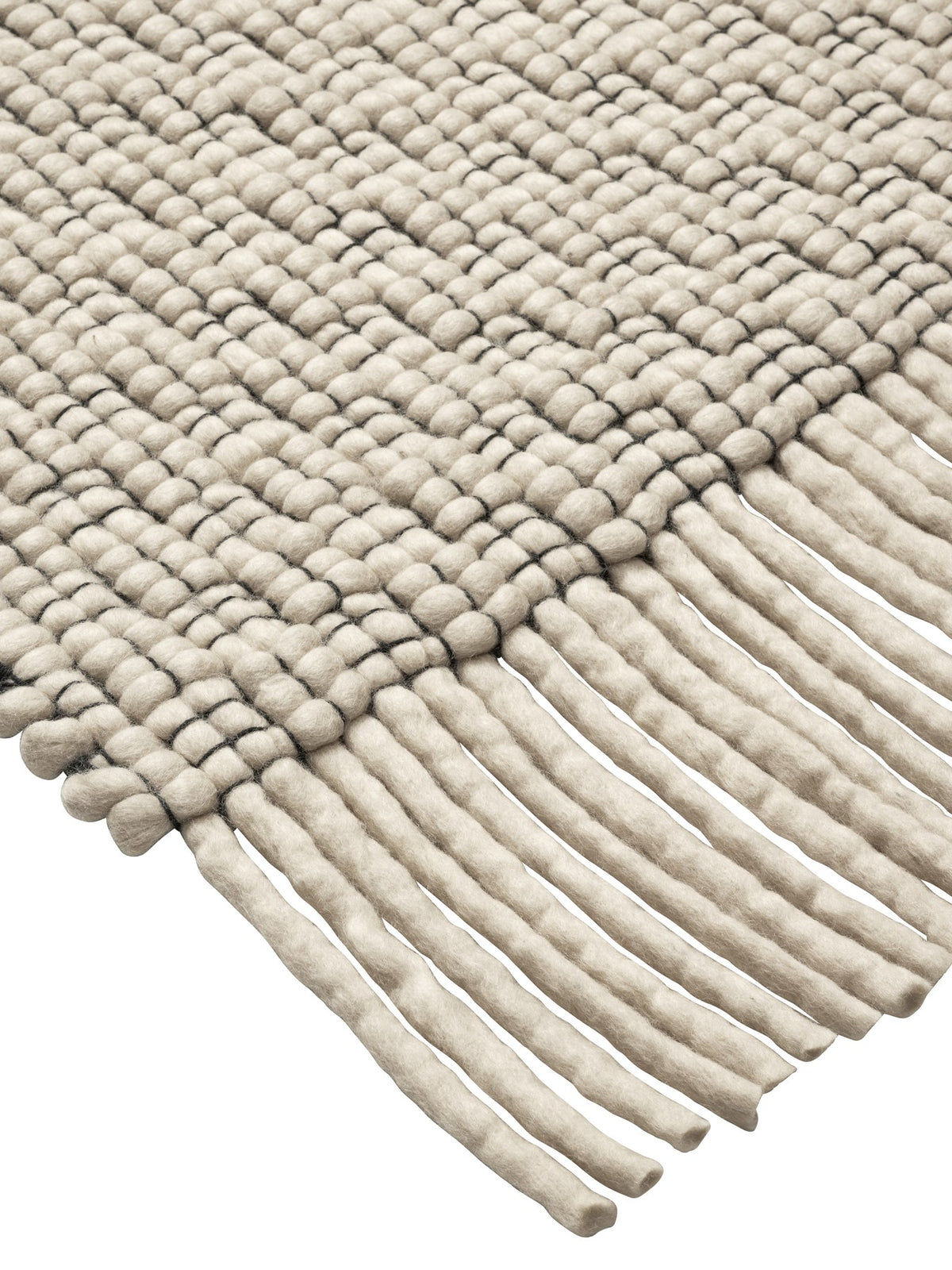 Rechteckiger, handgewebter Teppich aus Wolle und Baumwolle in Off-White und Schwarz mit langen Fransen, Grösse 140 x 200 cm.
