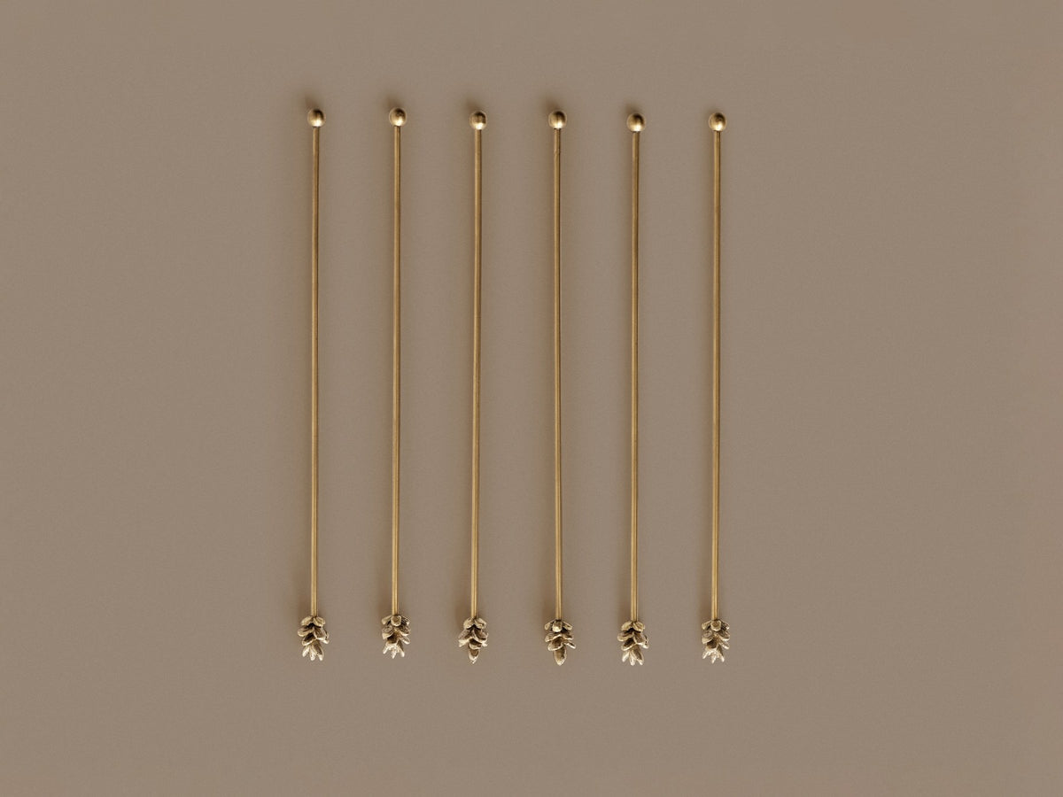 Sechs schlanke Rührstäbchen aus massivem Messing und Edelstahl mit PVD-Beschichtung, Länge 24 cm, in feiner Ast-Optik gestaltet.