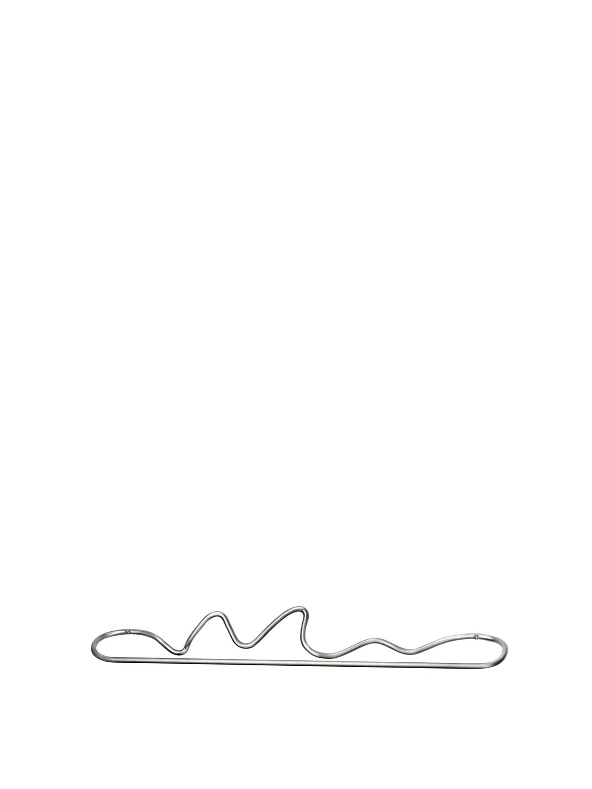 Curvature Handtuchhalter von Ferm Living aus Edelstahl mit geschwungener, skulpturaler Form, montiert an einer Badezimmerwand.