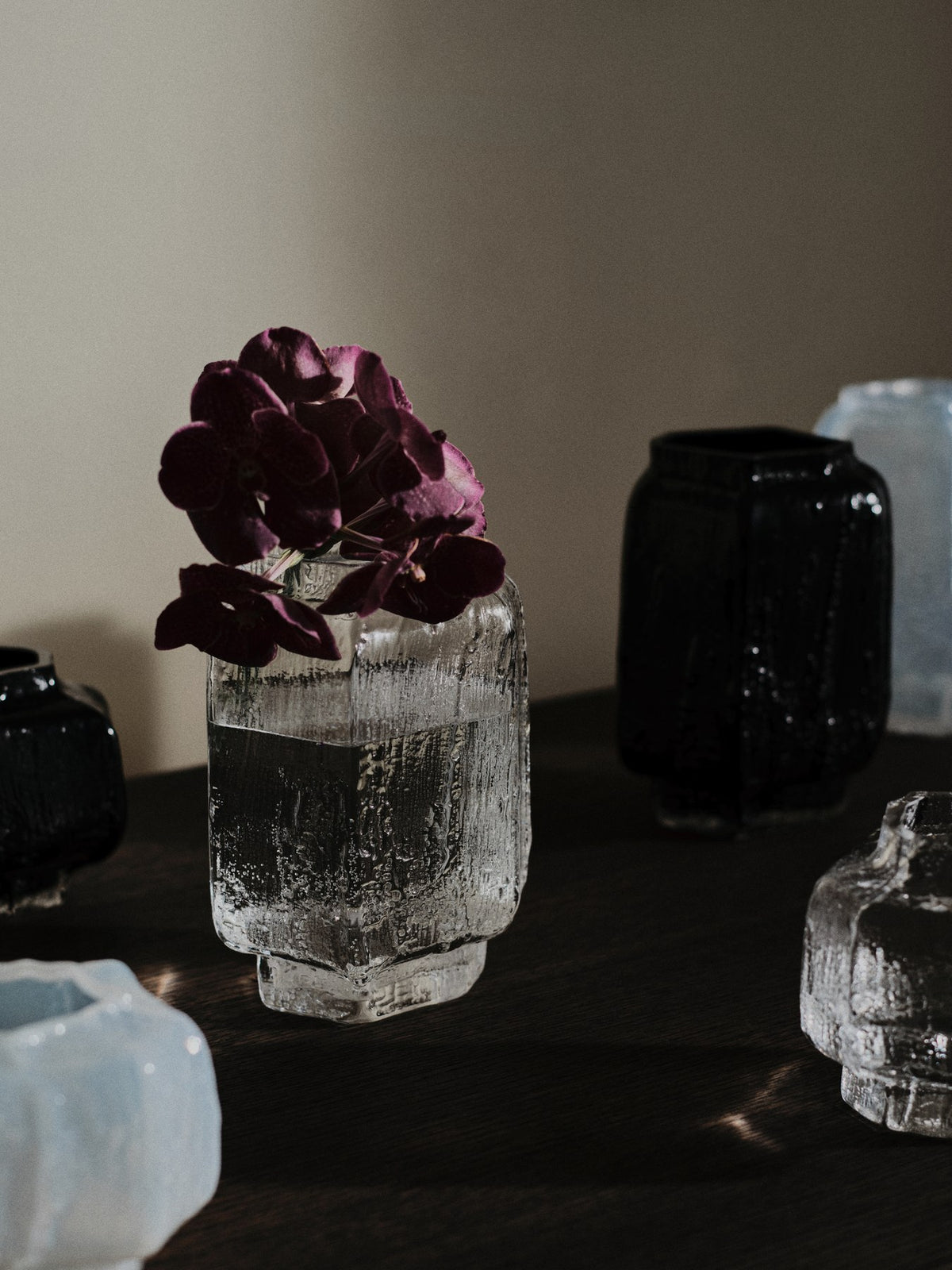 Klare Glasvase Mokuri H25 von Ferm Living mit facettierter Oberfläche und vertikalen Linien, mundgeblasen aus recyceltem Glas.
