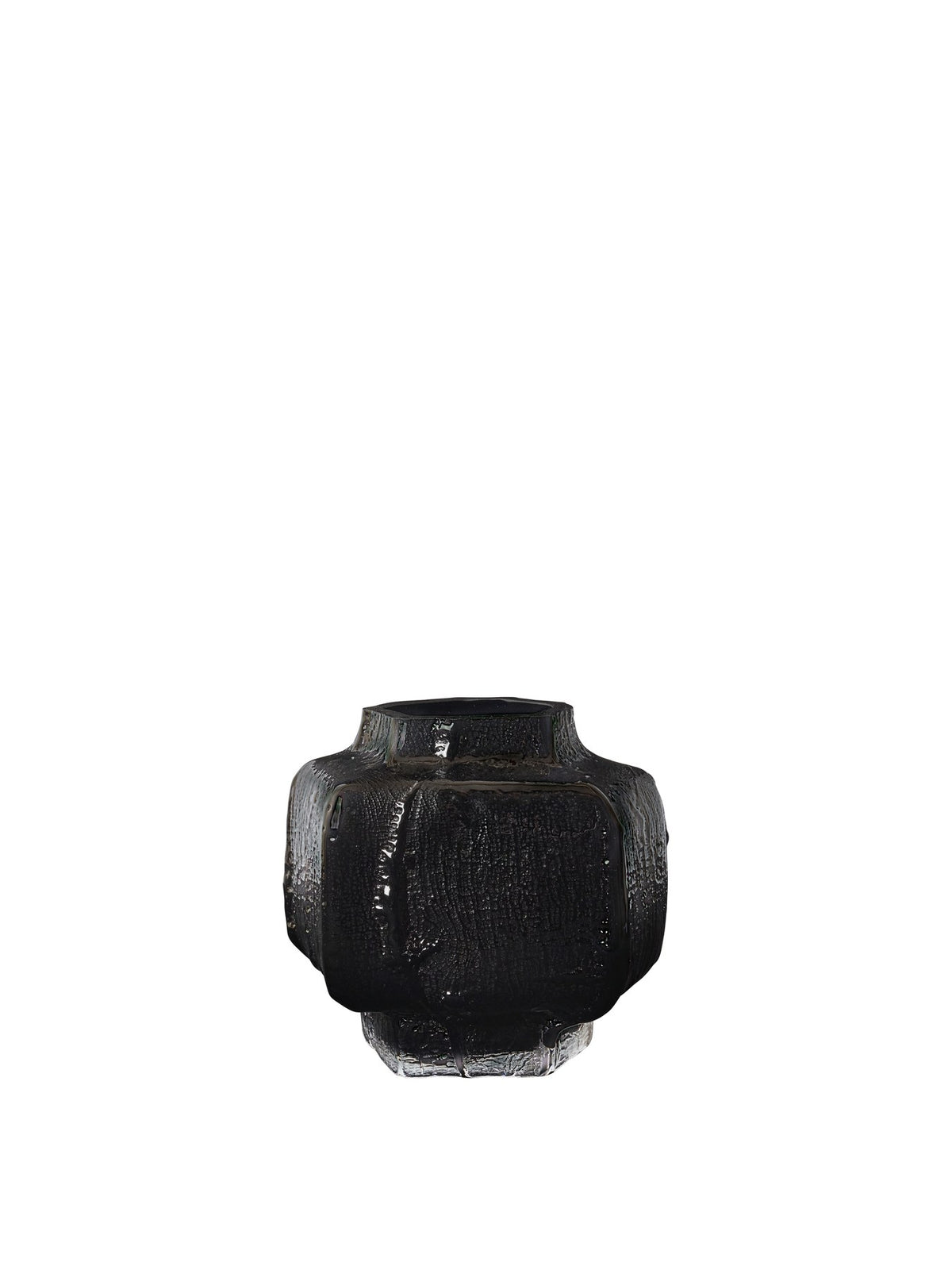 Schwarze Mokuri Vase aus mundgeblasenem, recyceltem Glas mit facettierter Oberfläche und vertikalen Linien, Höhe 15 cm.
