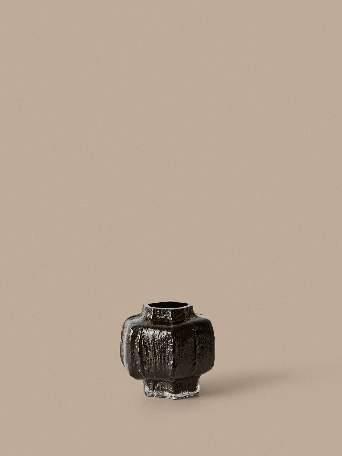 Schwarze Mokuri Vase aus mundgeblasenem, recyceltem Glas mit facettierter Oberfläche und vertikalen Linien, Höhe 15 cm.