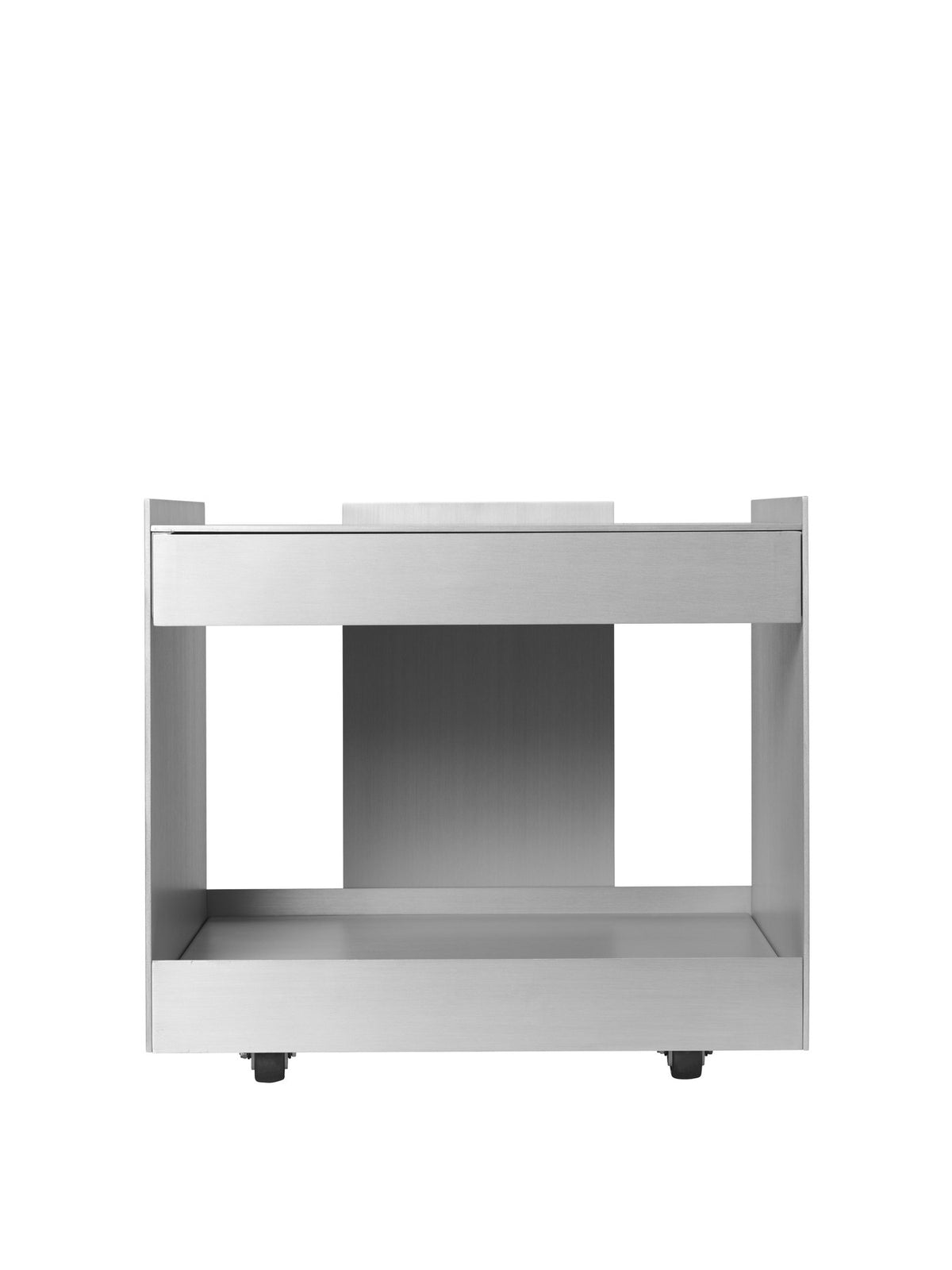 Niedriger Servierwagen aus gebürstetem Aluminium mit einer Schublade und Rollen, kantige Industriedesign-Form, freigestellte Ansicht von vorne.