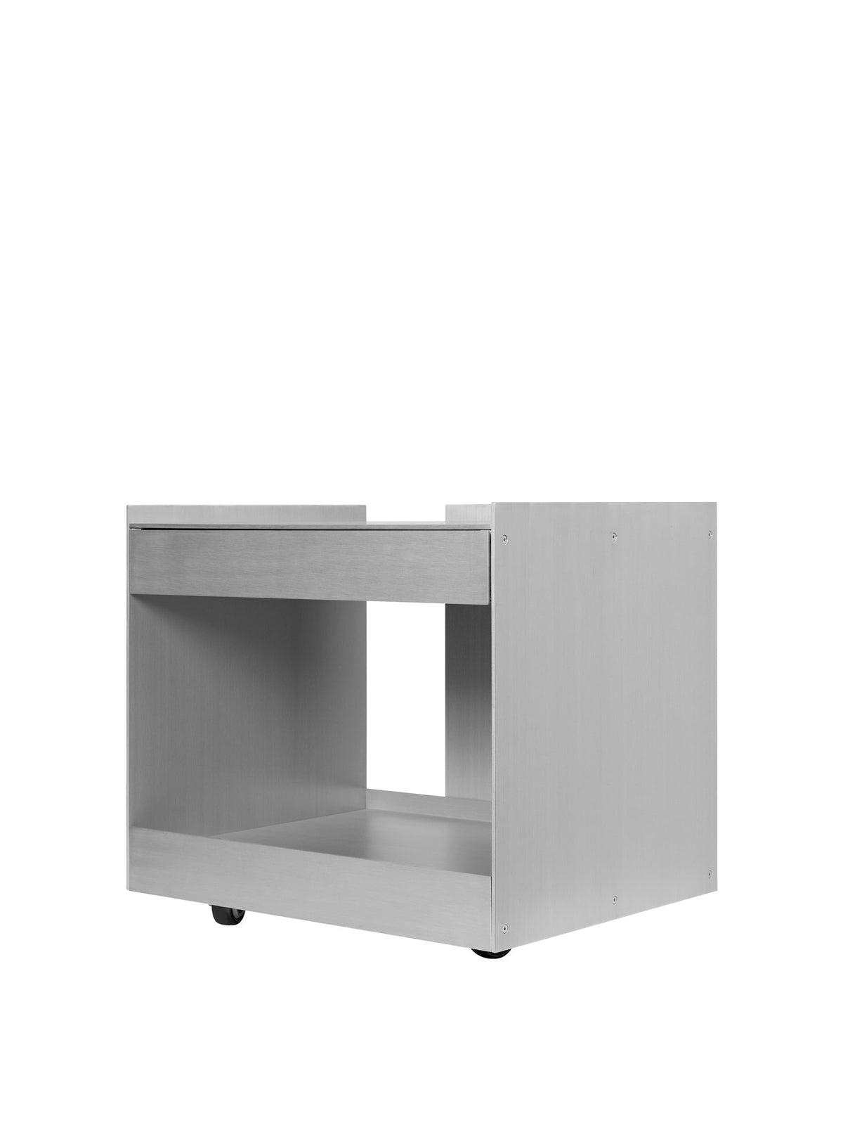 Niedriger Servierwagen aus gebürstetem Aluminium mit einer Schublade und Rollen, kantige Industriedesign-Form, freigestellte Ansicht von vorne.