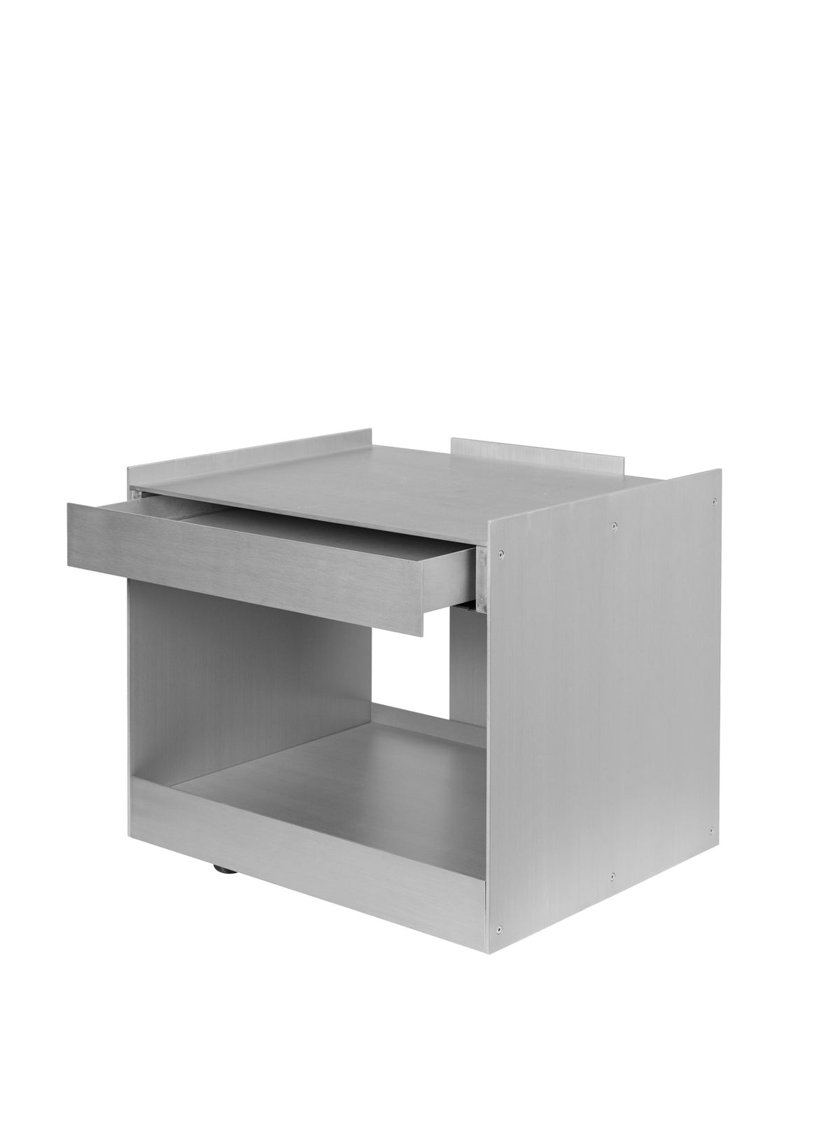 Niedriger Servierwagen aus gebürstetem Aluminium mit einer Schublade und Rollen, kantige Industriedesign-Form, freigestellte Ansicht von vorne.