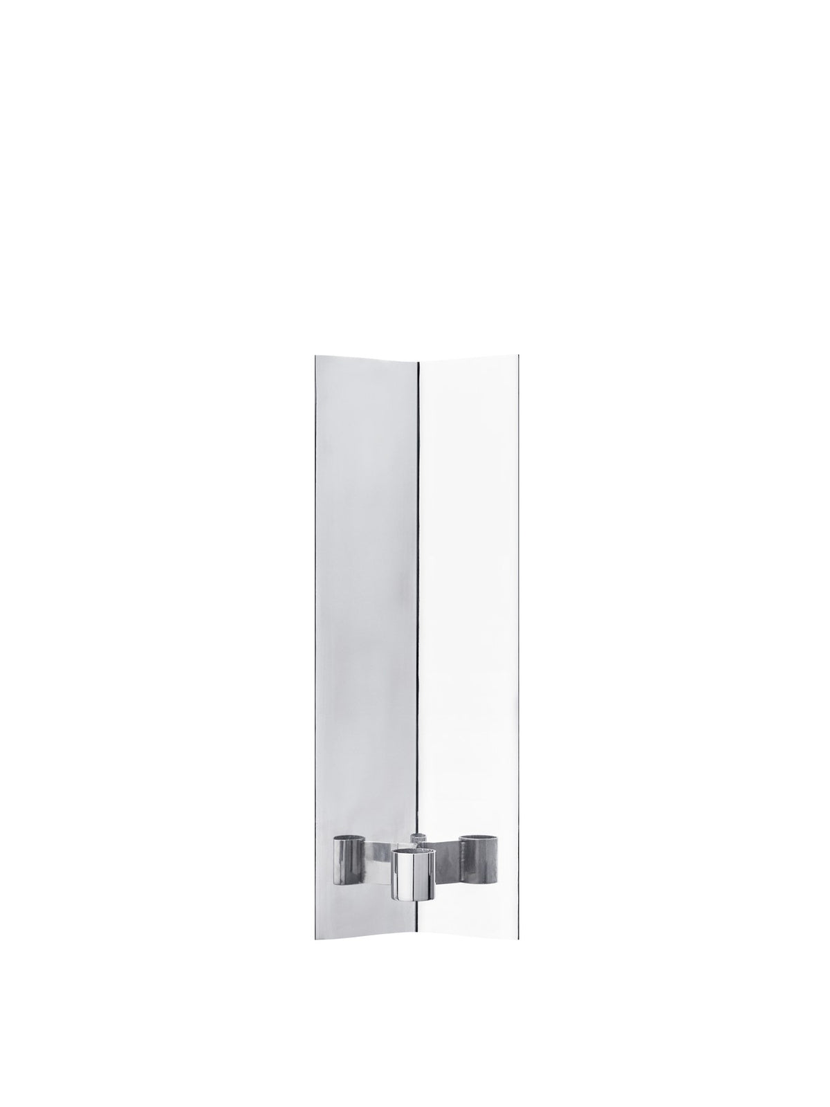 Eddy Wandkerzenhalter von Ferm Living aus spiegelpoliertem Edelstahl, schlichte gefaltete Form, montiert an weisser Wand.