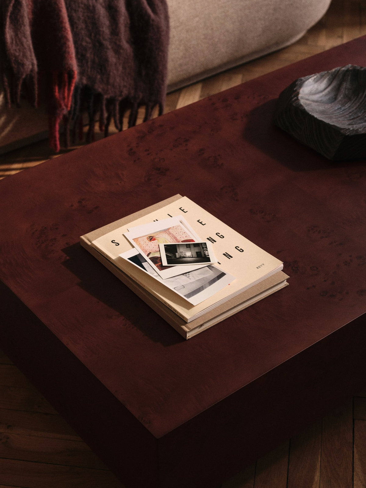 Couchtisch Burl von Ferm Living aus dunkel gebeiztem Wurzelholzfurnier mit MDF-Kern, geometrische Form, sichtbare natürliche Holzmaserung und Astlöcher.