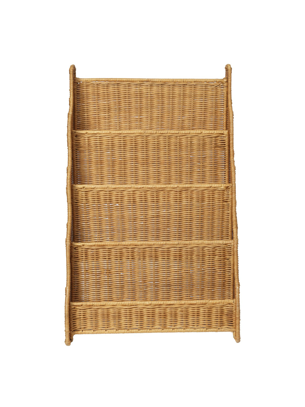 Foto eines Rivan Vitrinen-Bücherregals aus geflochtenem Rattan mit wellenförmigem Rand und nach vorne gerichteten Regalböden, Farbe Natur.