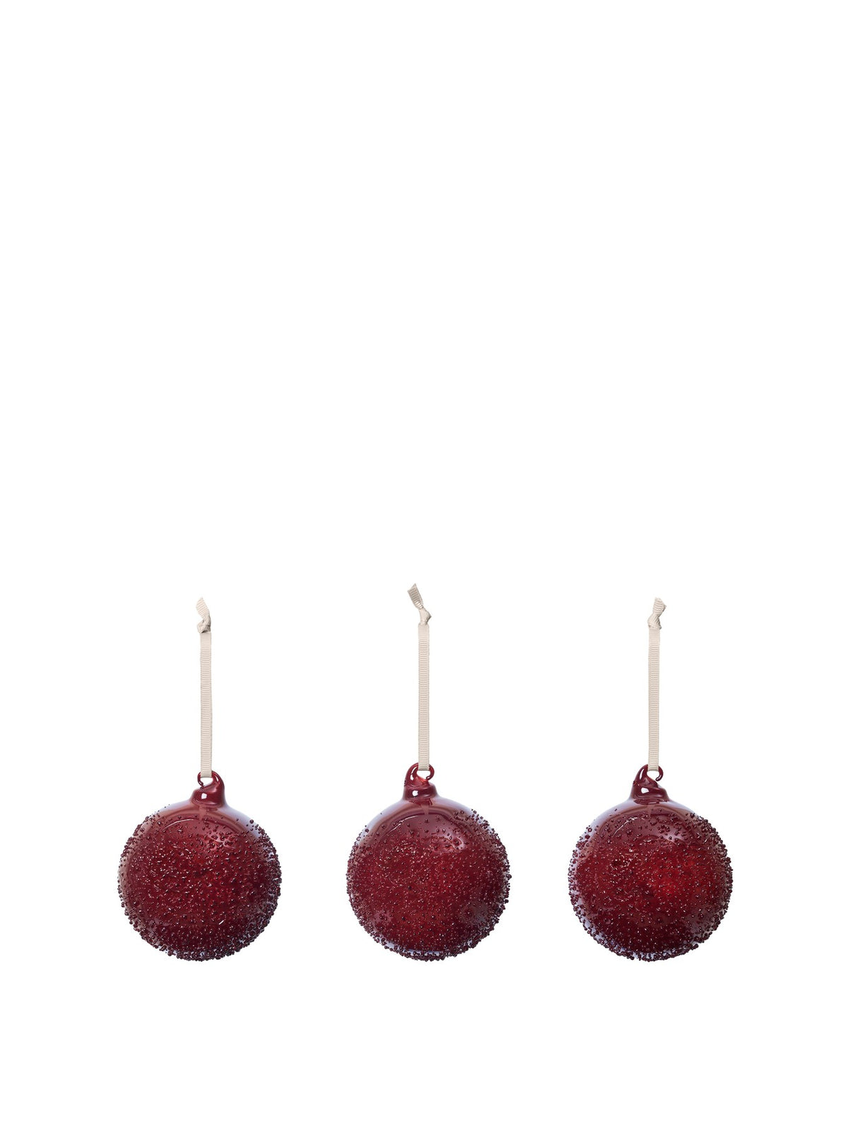 Drei mundgeblasene Glaskugeln in Picante Rot mit strukturierter, kristalliner Oberfläche, Durchmesser 8 cm, an cremefarbenem Polyesterband hängend.