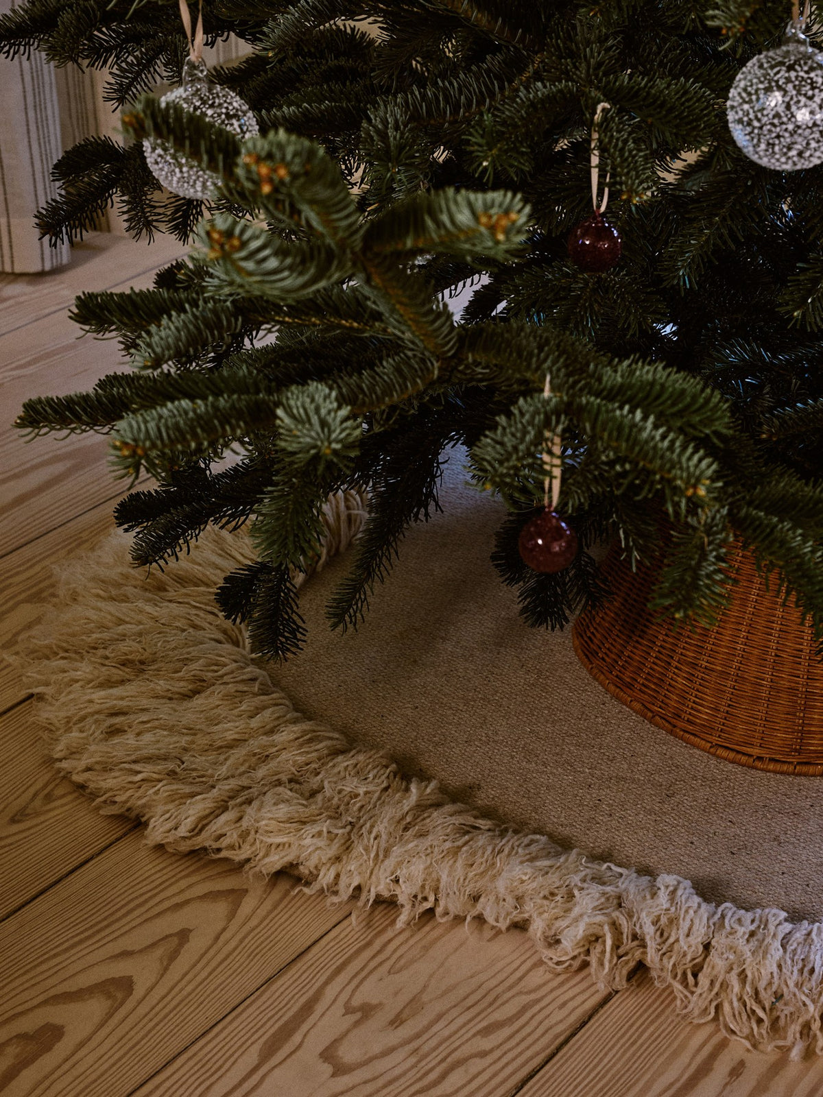 Drei mundgeblasene Glaskugeln in Weiss mit strukturierter Oberfläche und cremefarbenem Polyesterband, Ferm Living Ornament-Set.