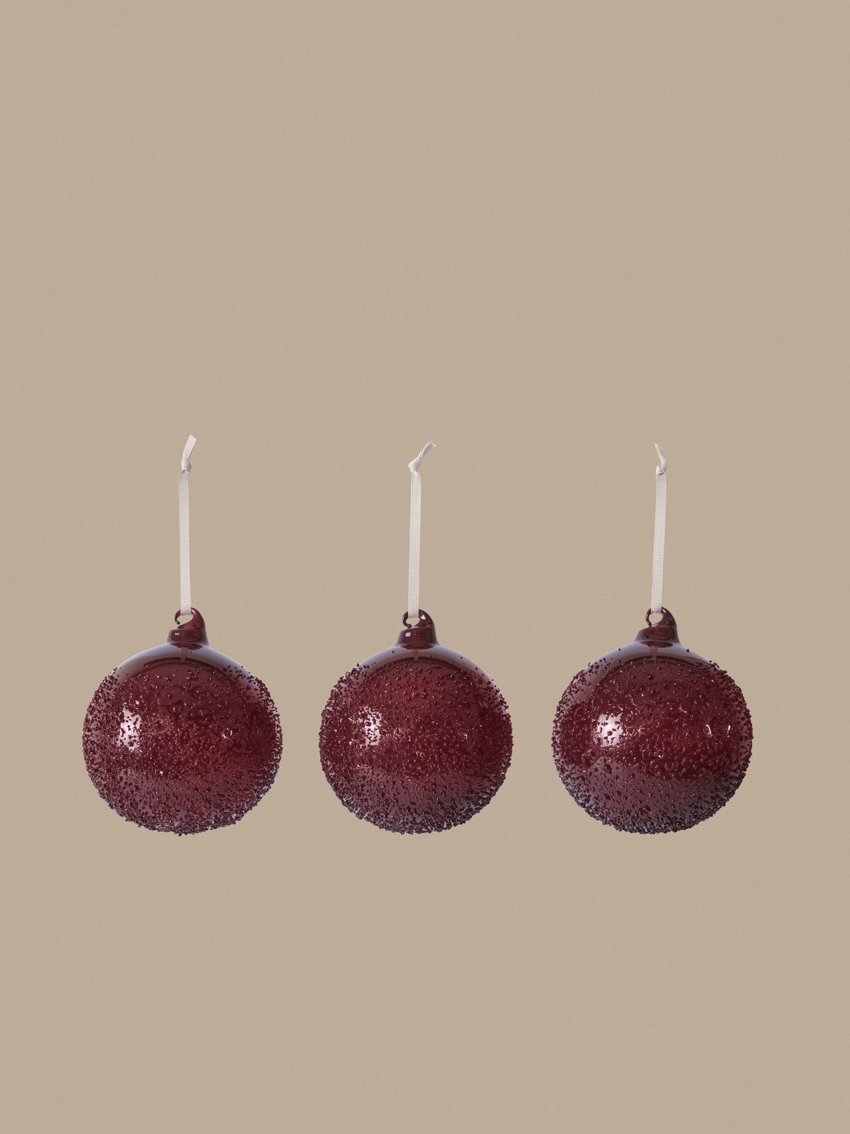 Drei mundgeblasene Glaskugeln in Weiss mit strukturierter Oberfläche und cremefarbenem Polyesterband, Ferm Living Ornament-Set.