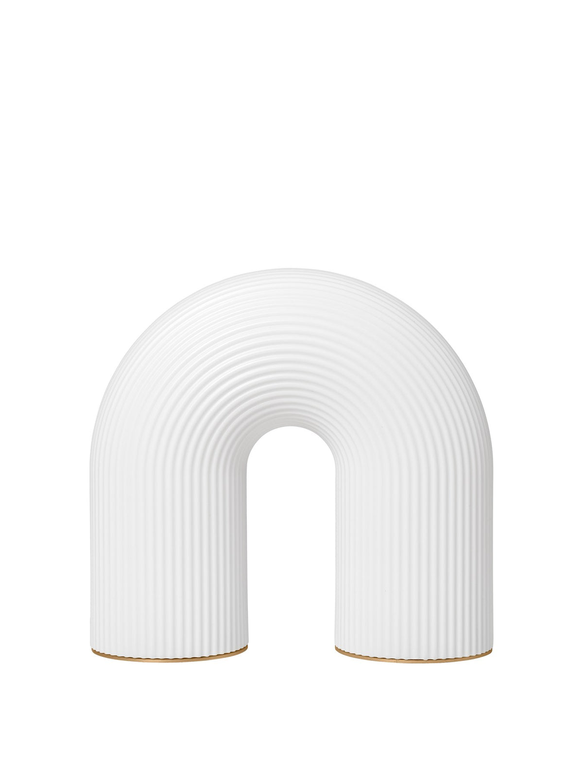 Weisse tragbare Tischleuchte Vuelta H25 von Ferm Living mit bogenförmigem Design aus HDPE-Basis und vernickelten Stahlfüssen, ohne sichtbares Kabel.