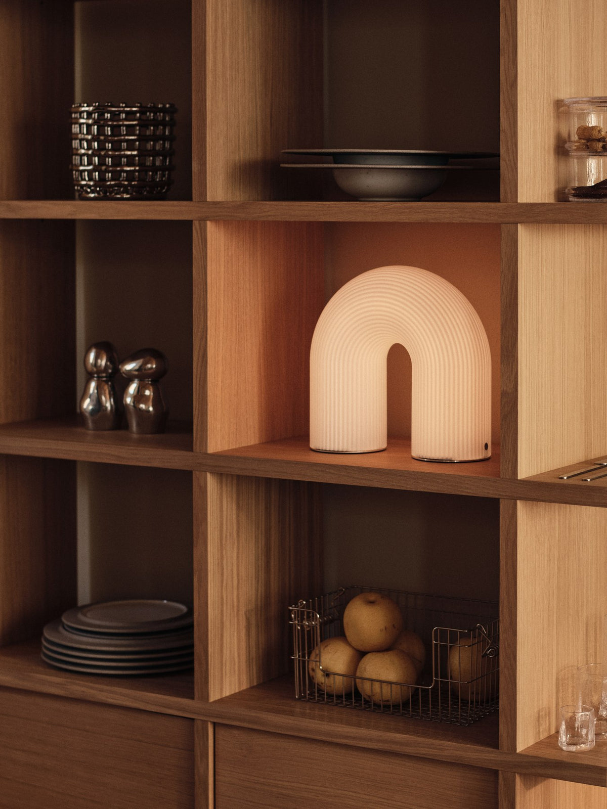 Weisse tragbare Tischleuchte Vuelta H25 von Ferm Living mit bogenförmigem Design aus HDPE-Basis und vernickelten Stahlfüssen, ohne sichtbares Kabel.