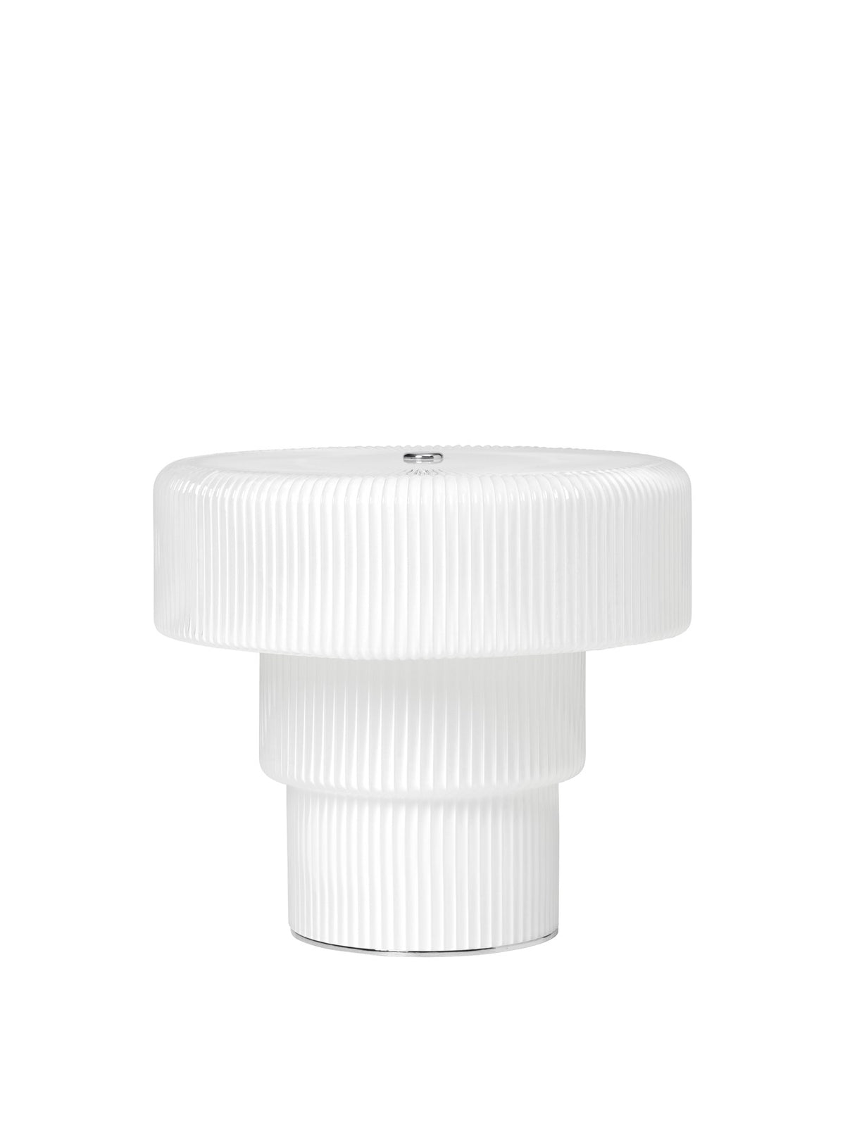 Tragbare Tischleuchte Ripple H16.5 von Ferm Living aus geriffeltem, mundgeblasenem Opalglas mit verchromtem Aluminiumfuss, Farbe Weiss.